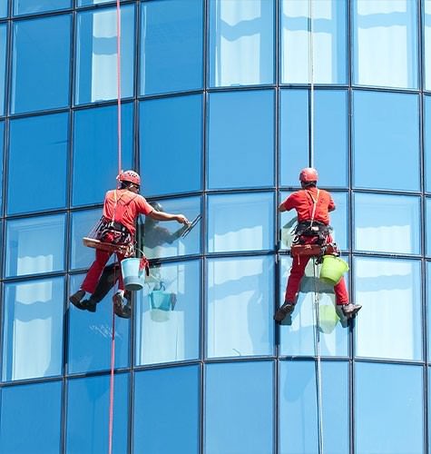 Мытье фасадов промальпинистами в Вышнем Волочке